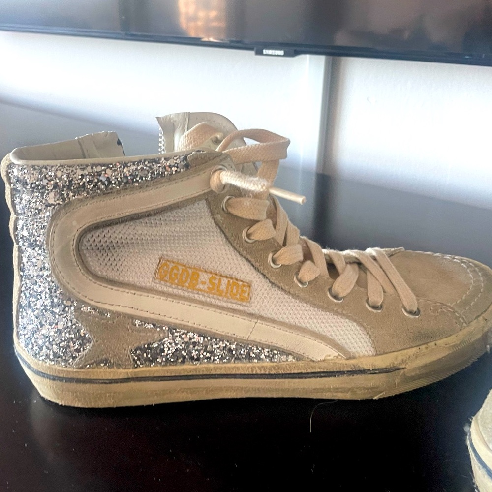 Golden goose size 38. Very pretty, never been worn.
